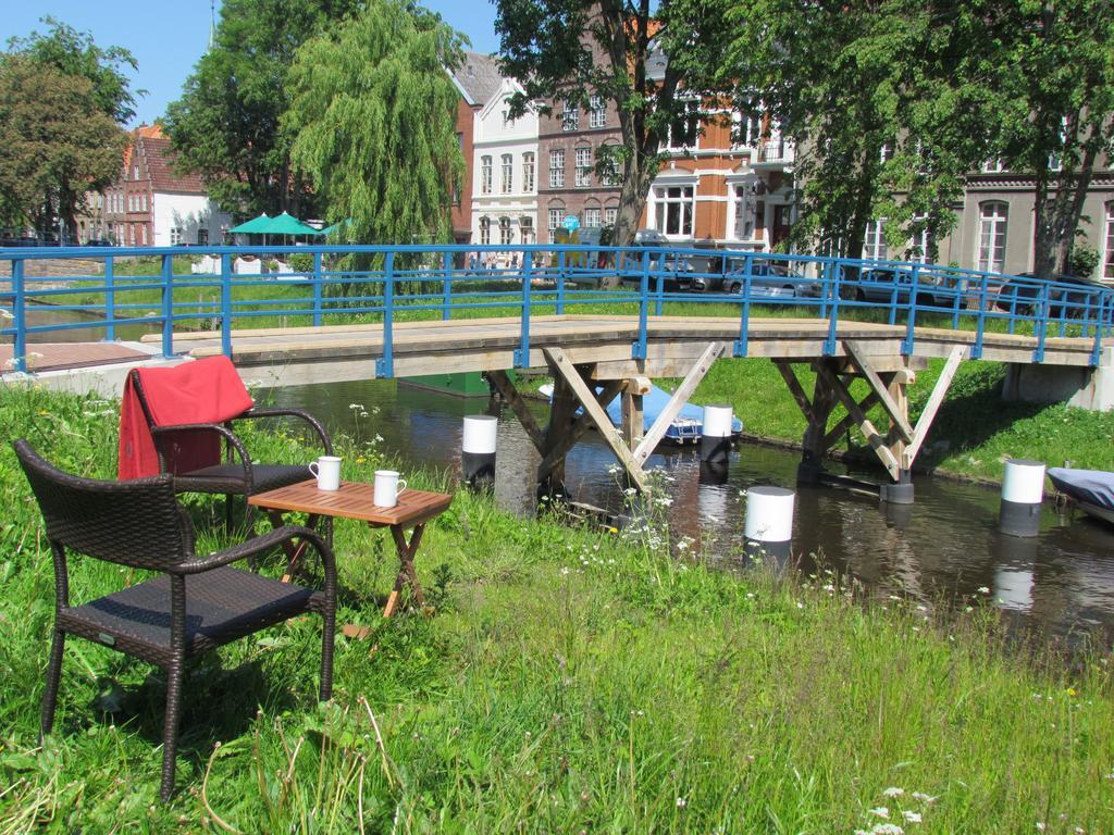 Apartments Im Froschhaus Mit Fruehstueckskuechen Friedrichstadt Exterior foto